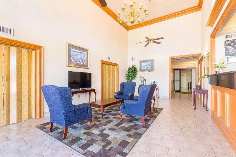 هتل Econo Lodge Inn & Suites