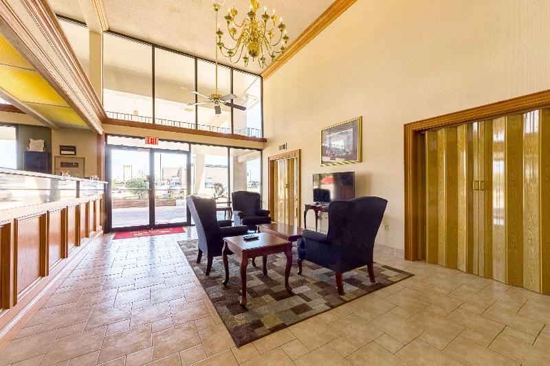 فندق Econo Lodge Inn & Suites