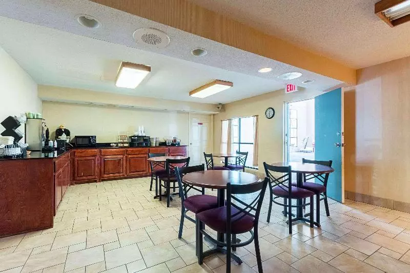 هتل Econo Lodge Inn & Suites