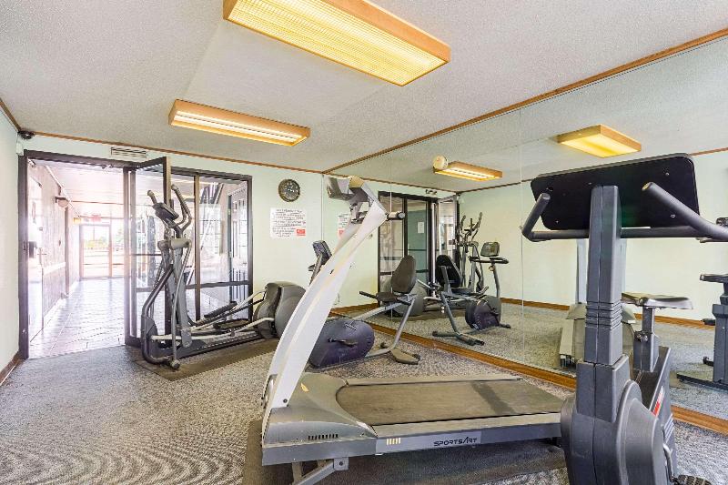 فندق Econo Lodge Inn & Suites