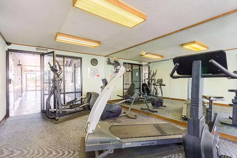 هتل Econo Lodge Inn & Suites