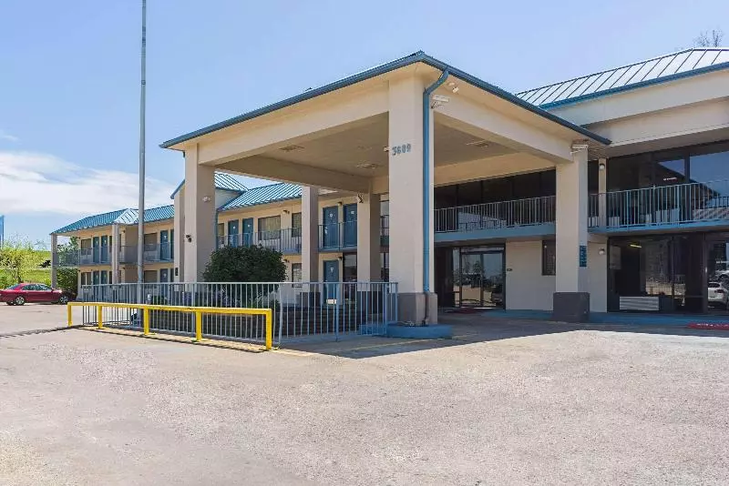 هتل Econo Lodge Inn & Suites