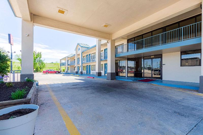 فندق Econo Lodge Inn & Suites