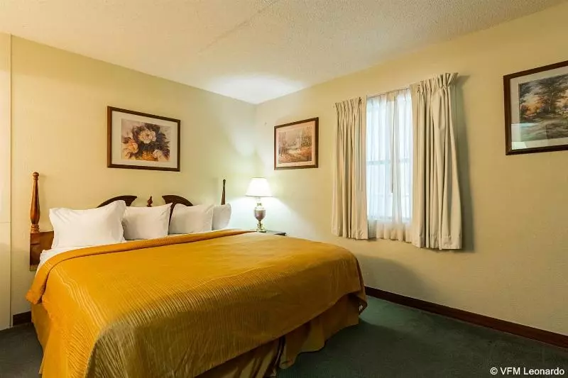 هتل Econo Lodge Inn & Suites