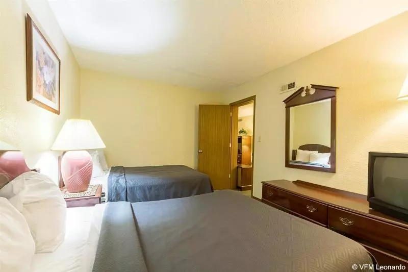 هتل Econo Lodge Inn & Suites