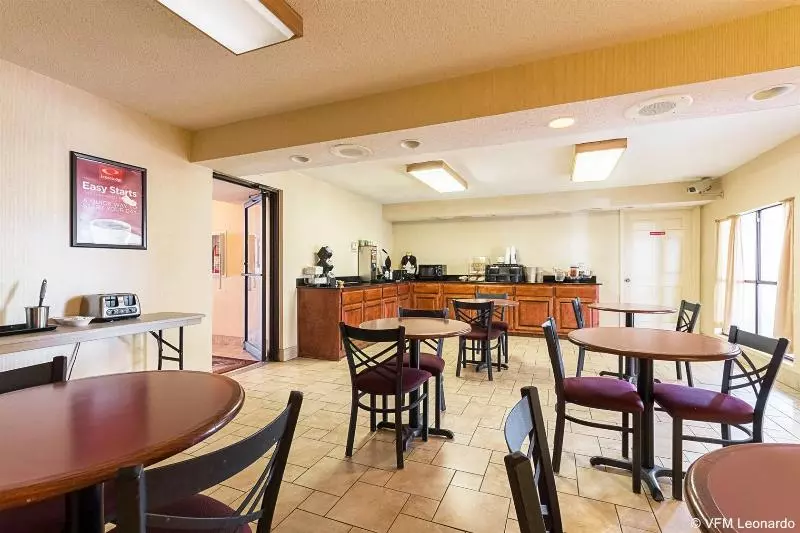 هتل Econo Lodge Inn & Suites