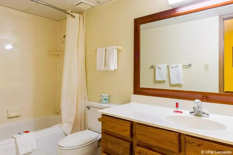 هتل Econo Lodge Inn & Suites