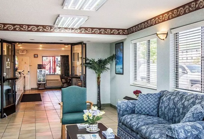 فندق Econo Lodge Inn & Suites Southeast