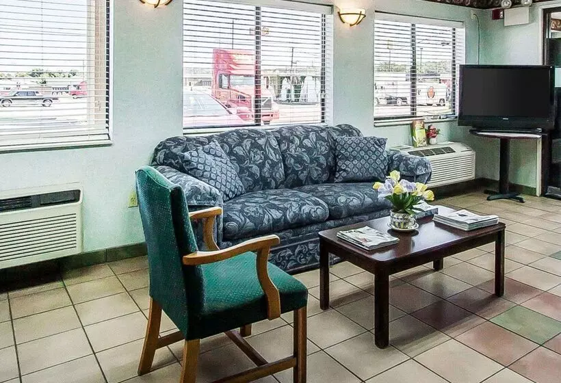 فندق Econo Lodge Inn & Suites Southeast