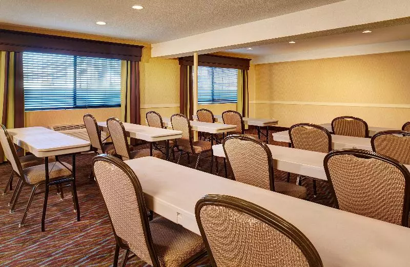 Отель Holiday Inn Express San Diego South   National City, An Ihg