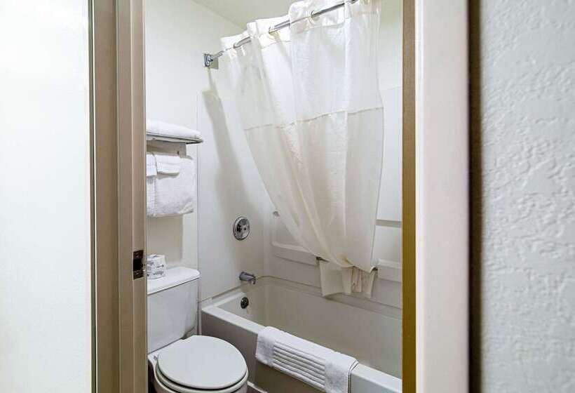 בית מלון כפרי Quality Inn Aberdeen