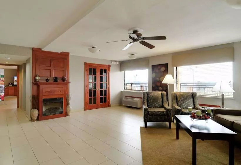 בית מלון כפרי Quality Inn & Suites Clarksville