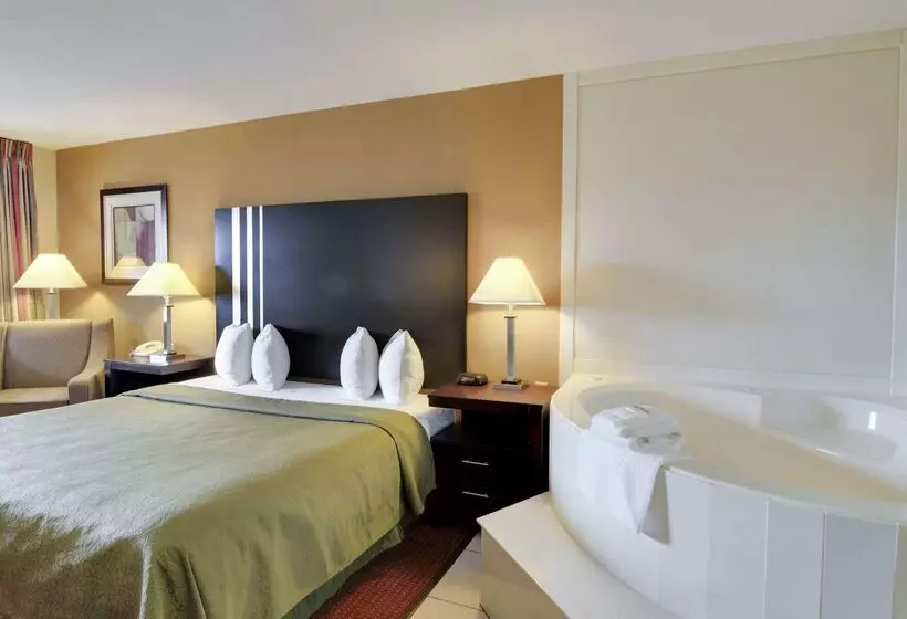 בית מלון כפרי Quality Inn & Suites Clarksville