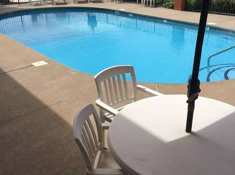 בית מלון כפרי Quality Inn & Suites Clarksville