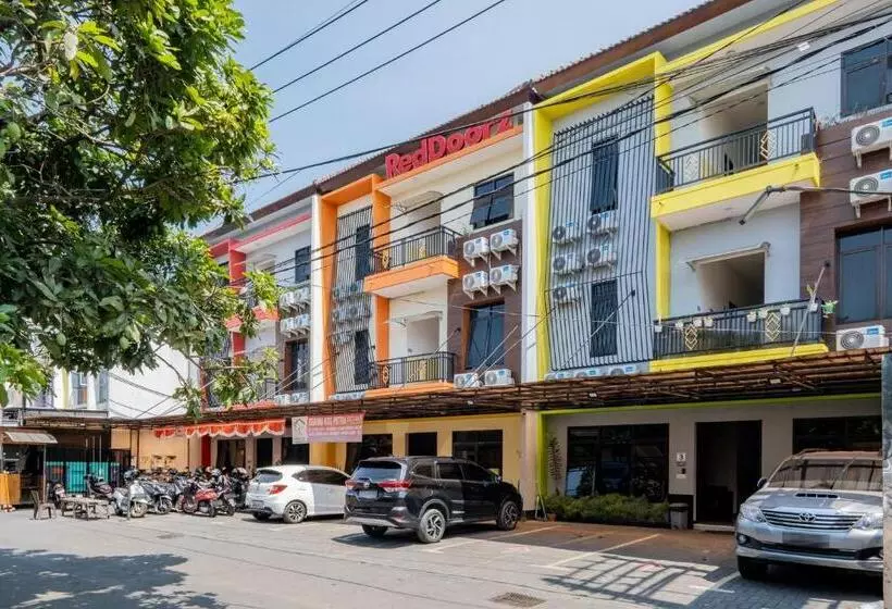 Majatalo Reddoorz Near Taman Krida Budaya Malang