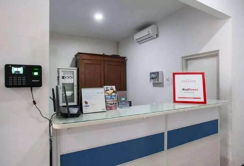 Majatalo Reddoorz Near Taman Krida Budaya Malang