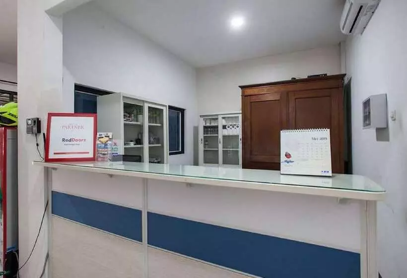 Majatalo Reddoorz Near Taman Krida Budaya Malang