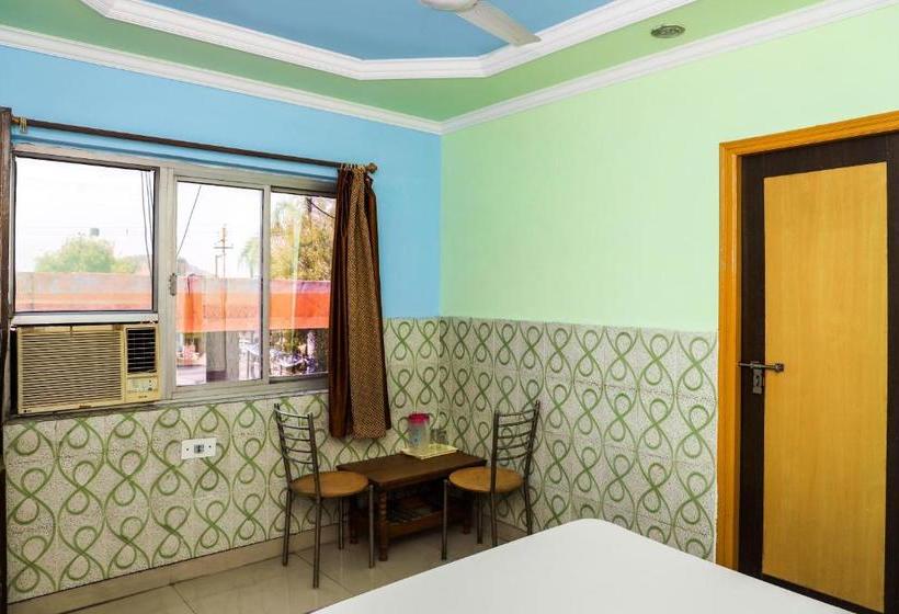 בית מלון כפרי Spot On 38040  Nand Palace