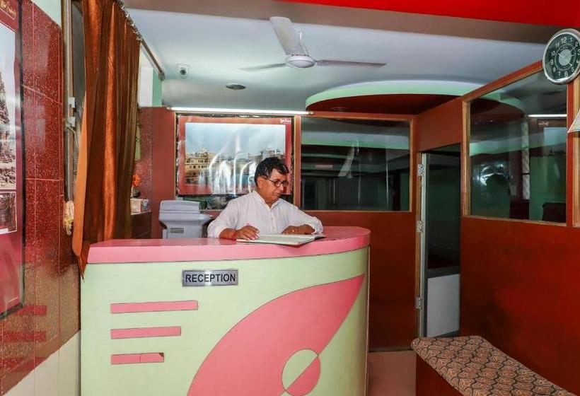 בית מלון כפרי Spot On 38040  Nand Palace