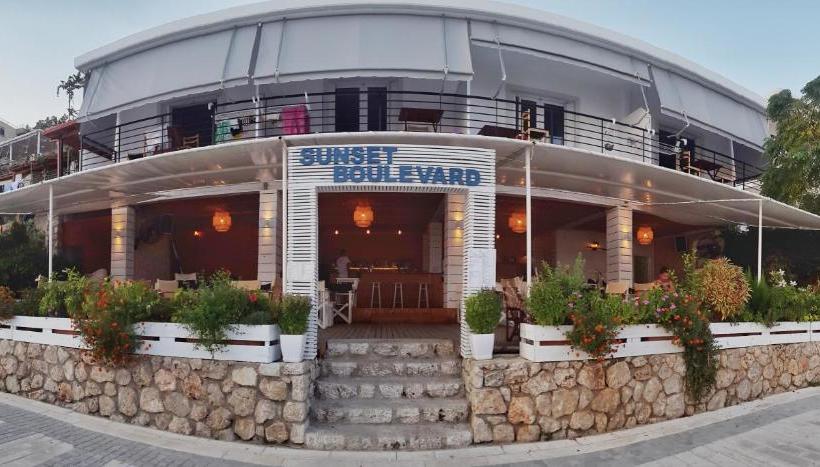 פנסיון Sunset Boulevard Rooms