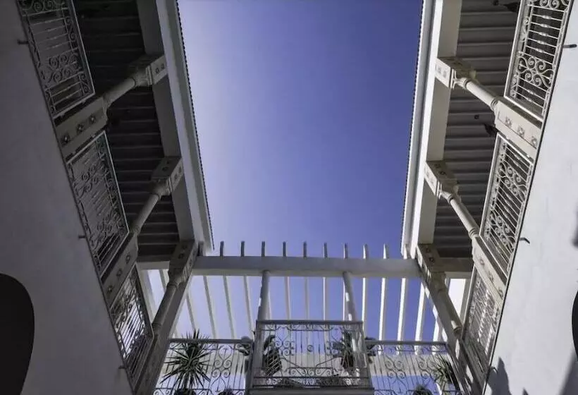 تختخواب و صبحانه Dar Benti