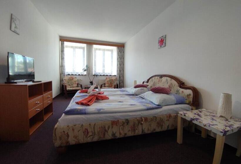 Отель Ostaš Police Nad Metují