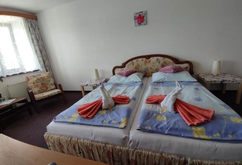 Отель Ostaš Police Nad Metují