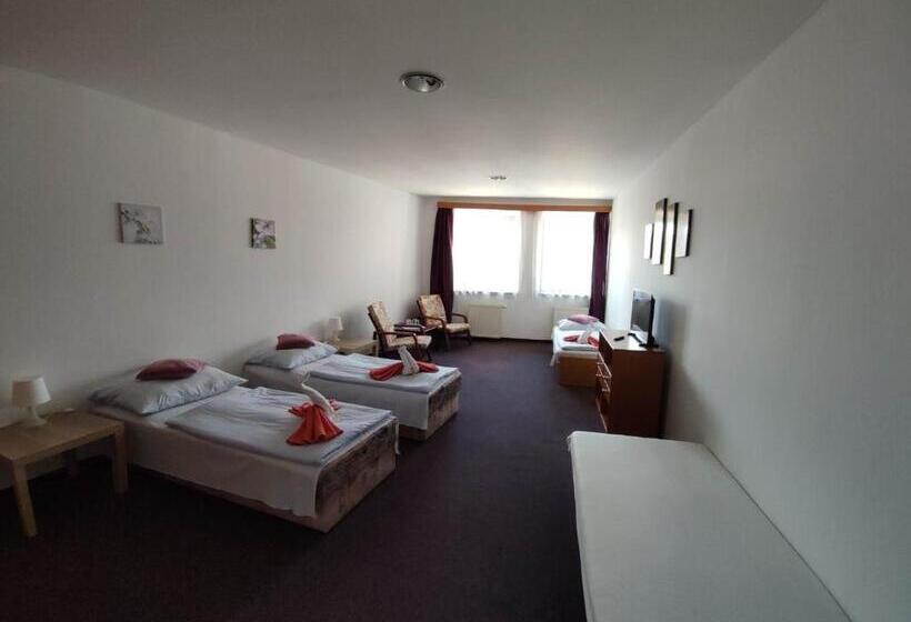 Отель Ostaš Police Nad Metují