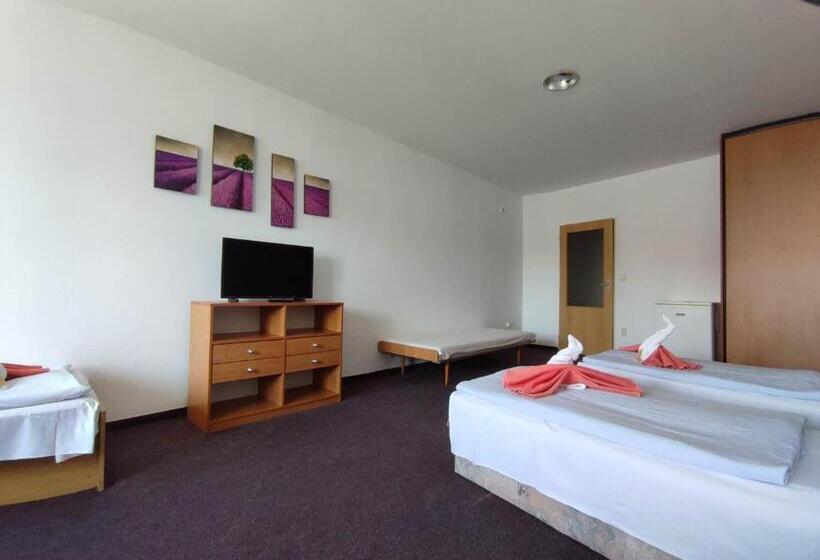 Отель Ostaš Police Nad Metují