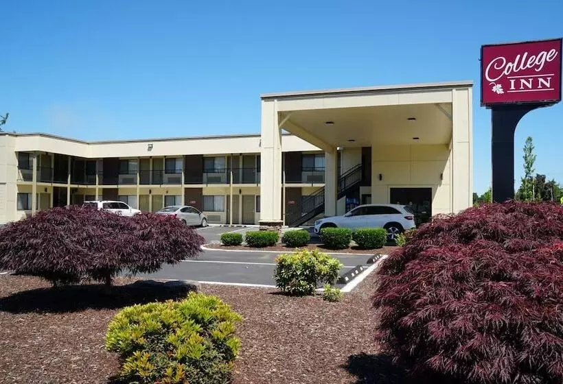 Отель College Inn