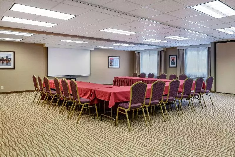 酒店 Comfort Suites Portland Airport