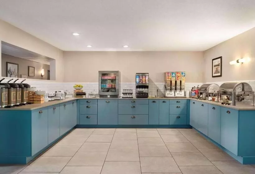 Отель Country Inn & Suites By Radisson, Decorah, Ia