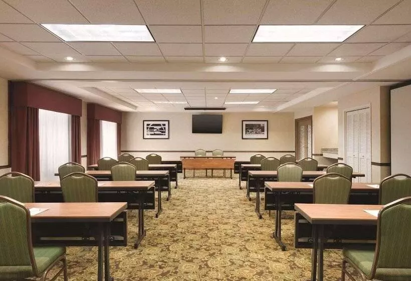 Отель Country Inn & Suites By Radisson, Des Moines West, Ia