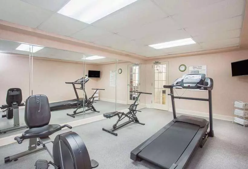 호텔 Days Inn & Suites By Wyndham Columbia Airport