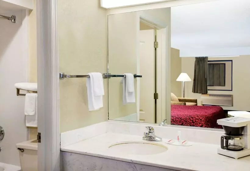 호텔 Days Inn & Suites By Wyndham Columbia Airport