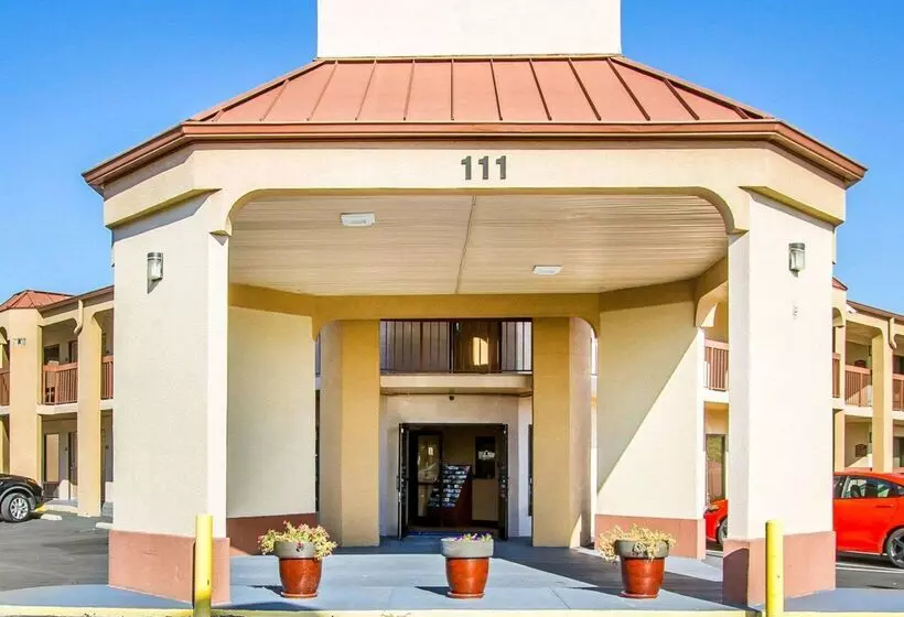 酒店 Rodeway Inn & Suites