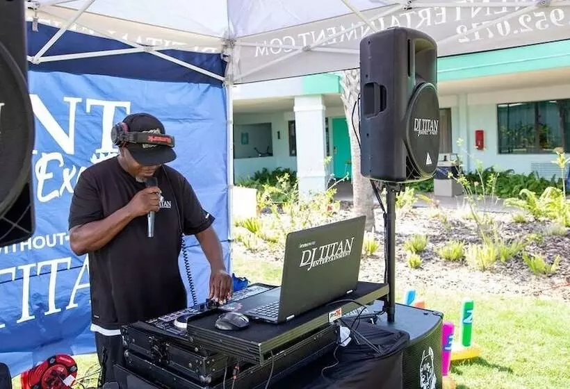 אתר נופש Beachside Hotel And Suites