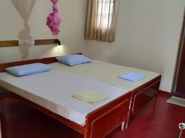 هتل Under Water Safaris