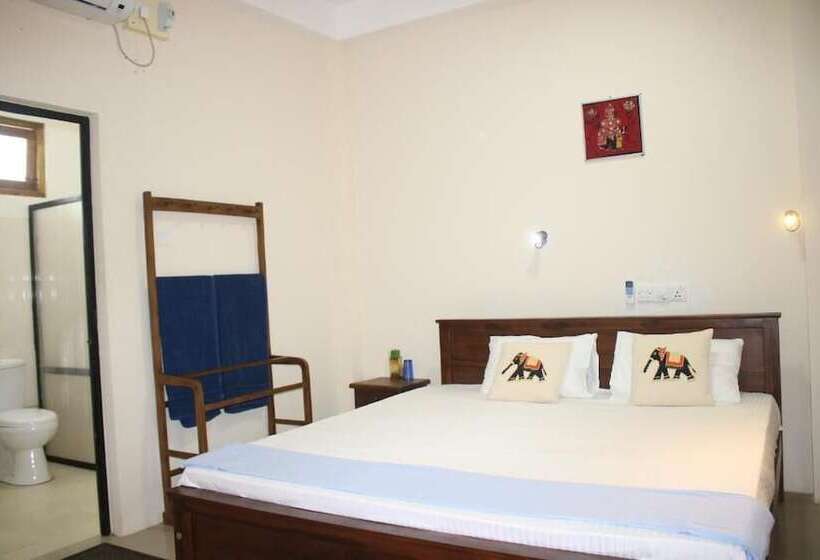 هتل Under Water Safaris