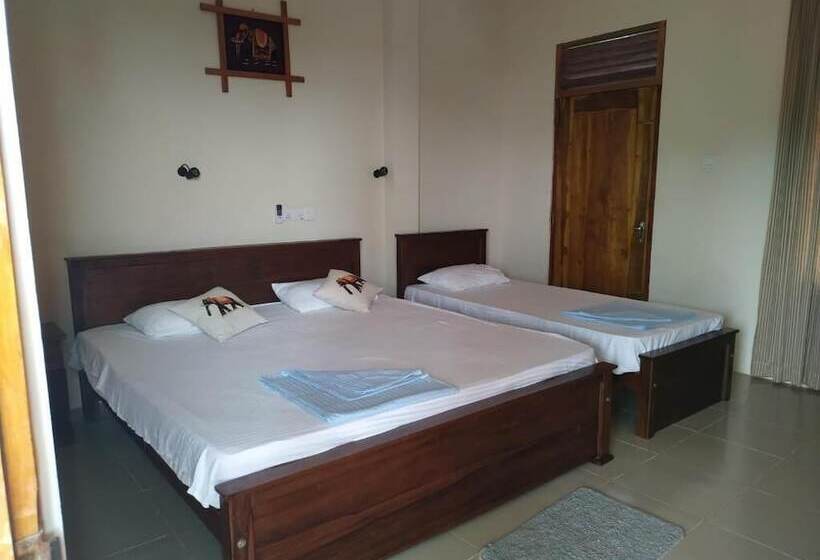 هتل Under Water Safaris