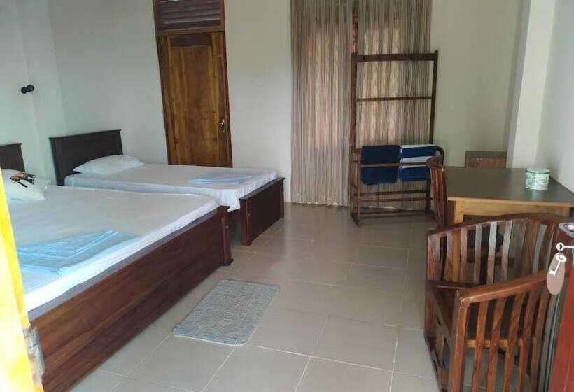 هتل Under Water Safaris