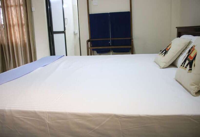 هتل Under Water Safaris