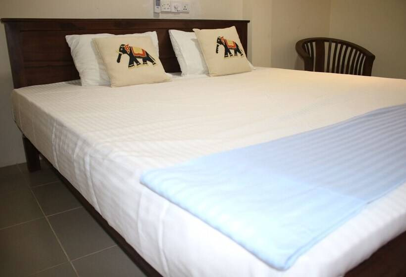 هتل Under Water Safaris