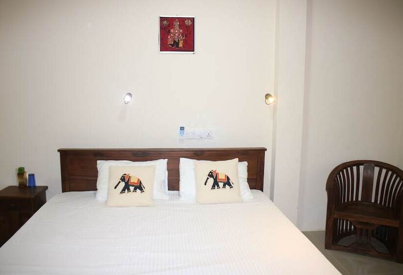 هتل Under Water Safaris