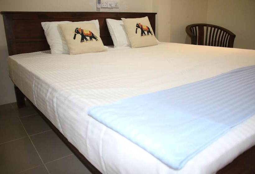 هتل Under Water Safaris