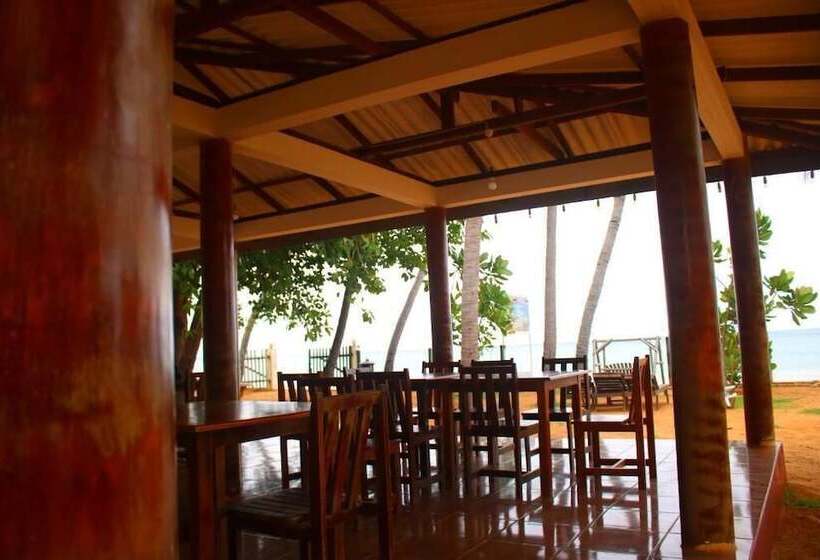 هتل Under Water Safaris