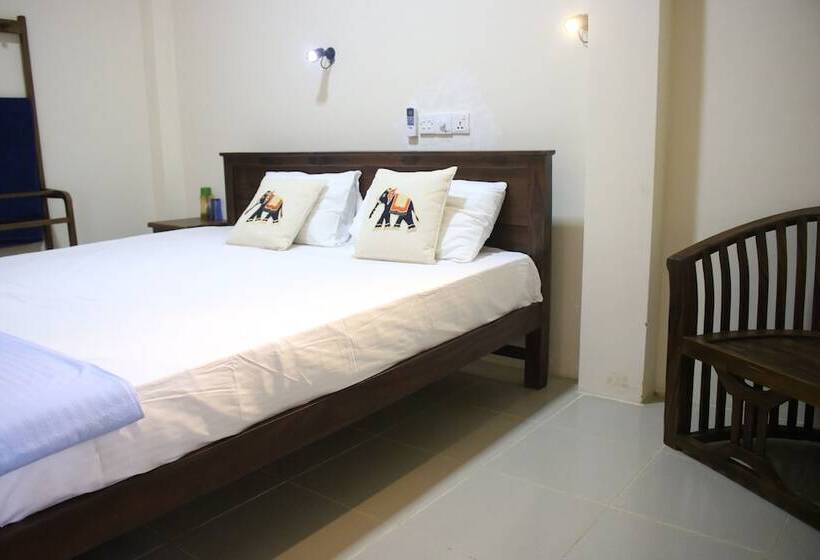 هتل Under Water Safaris