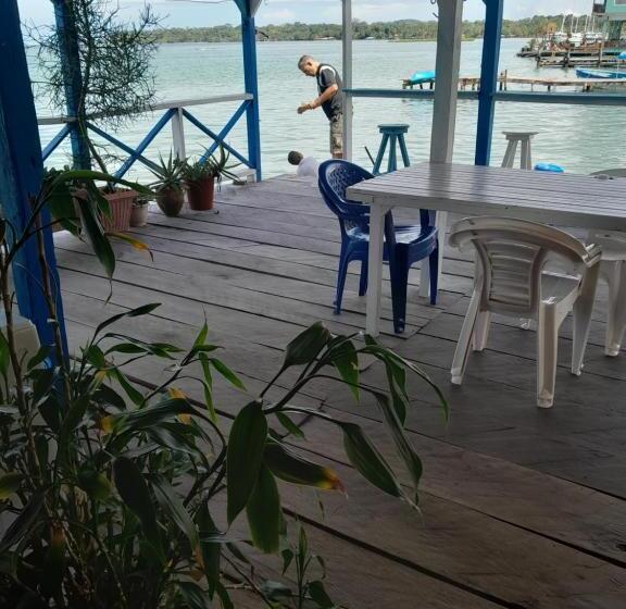 هاستل Hostal On The Sea