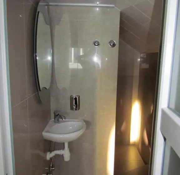 Majatalo Guest House Khan