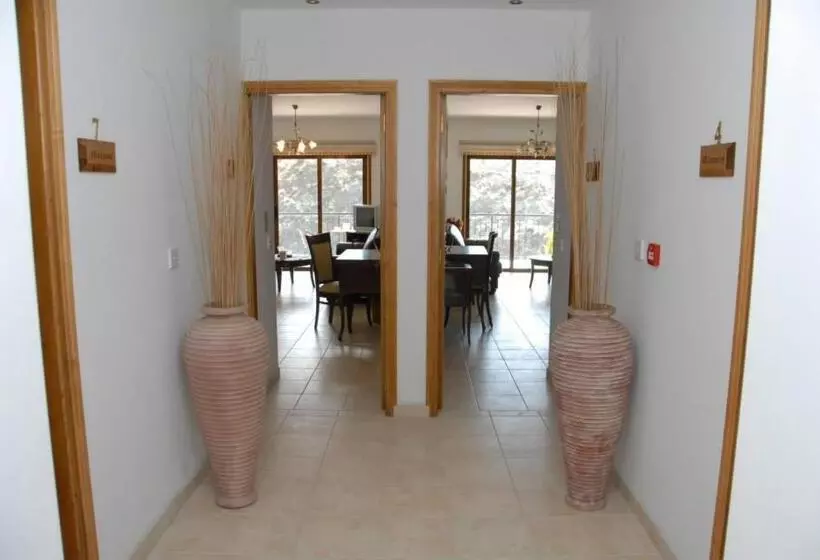 Retkeilymaja Vengera Suites